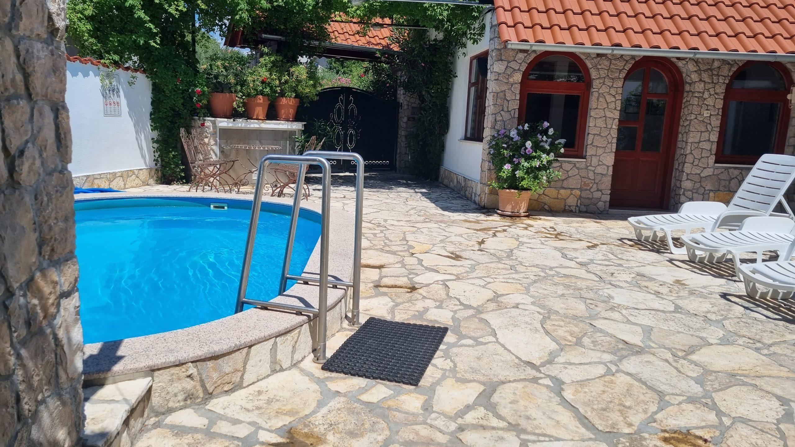 STONE HOUSE PERKOVIC - 9 PEOPLE