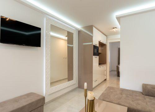 MOCO & TOMI 1 - 4 PEOPLE