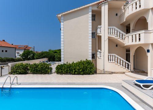 VILLA ROYAL 2 WITH A POOL - 4 PEOPLE