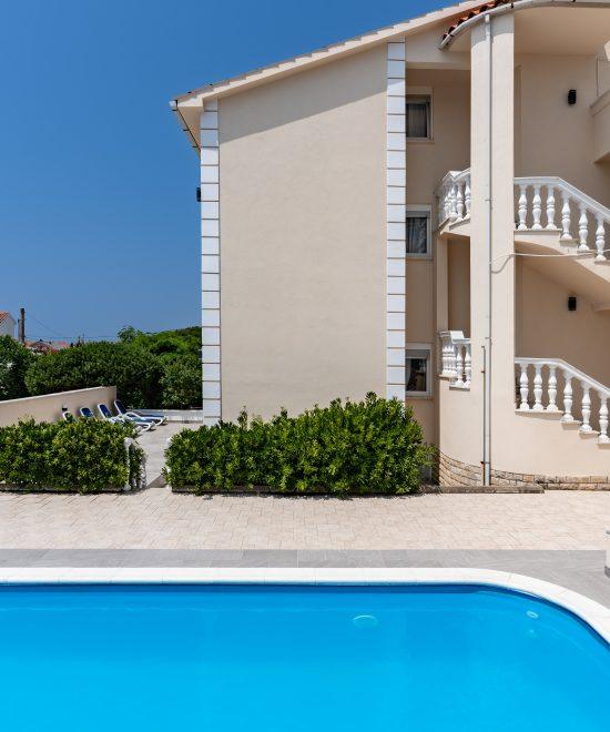 VILLA ROYAL 2 WITH A POOL - 4 PEOPLE