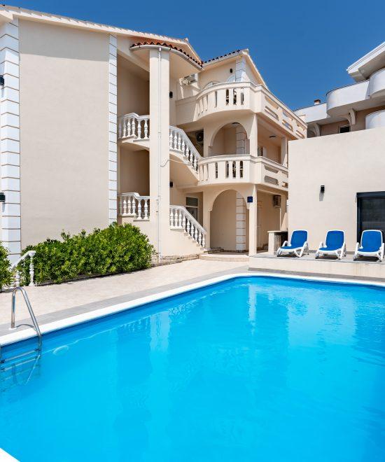 VILLA ROYAL 2 WITH A POOL  - 6 PEOPLE